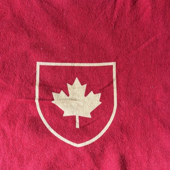 Red Canada shirt​​ - Picture 5 of 6